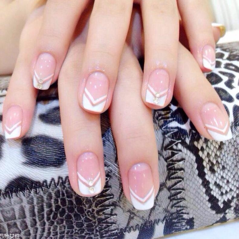 光療指甲油和普通指甲油什么區(qū)別 光療甲和指甲油哪個(gè)更長(zhǎng)久 光療指甲油和普通指甲油什么區(qū)別 光療甲和指甲油哪個(gè)更長(zhǎng)久