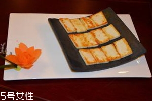 乳餅不能和什么一起吃 乳餅什么人不能吃 乳餅不能和什么一起吃 乳餅什么人不能吃