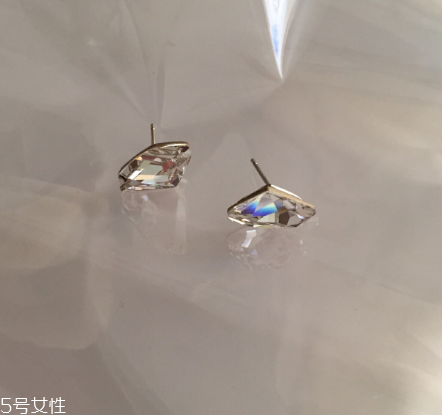 耳釘可以用鹽水消毒嗎？耳釘用鹽水消毒有用嗎