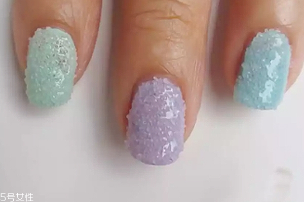 白糖美甲怎么做 糖果色小清新美甲教程 白糖美甲怎么做 糖果色小清新美甲教程