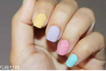 白糖美甲怎么做 糖果色小清新美甲教程 白糖美甲怎么做 糖果色小清新美甲教程