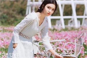 小白裙怎么搭配？小白裙搭配技巧