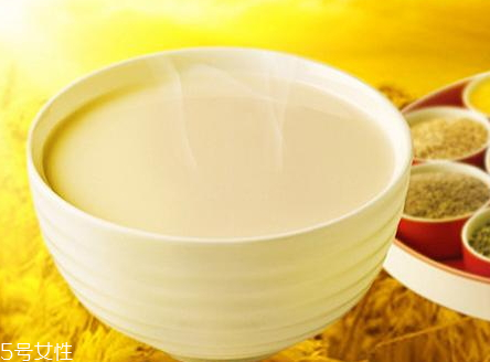 五谷粉可以加蜂蜜嗎 蜂蜜五谷粉怎么泡 五谷粉可以加蜂蜜嗎 蜂蜜五谷粉怎么泡