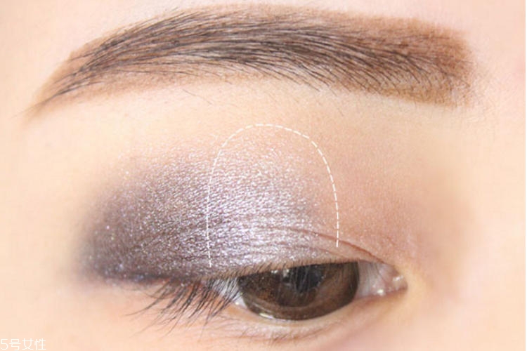 女生煙熏妝怎么畫(huà) 自然煙熏妝化身酷girl 女生煙熏妝怎么畫(huà) 自然煙熏妝化身酷girl