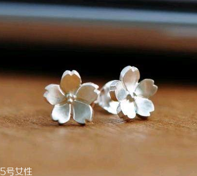 耳釘會(huì)傳染疾病嗎？耳釘會(huì)不會(huì)傳染疾病