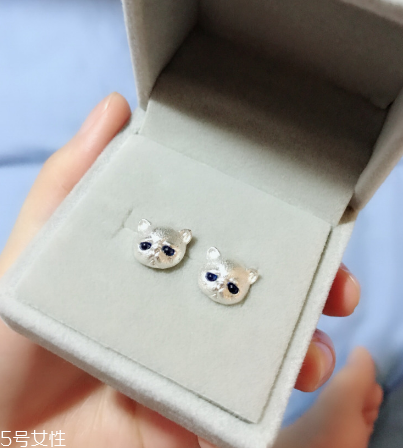 耳釘是金的好還是銀的好？耳釘買金的還是銀的？