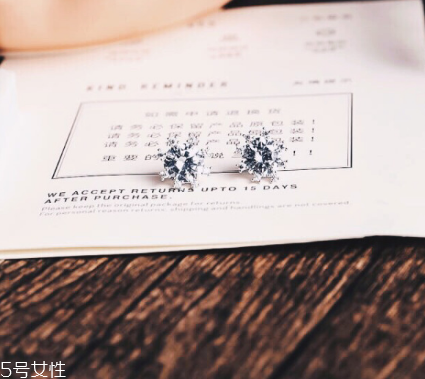 耳釘對(duì)耳唇有什么危害？耳釘對(duì)耳朵有哪些害處？