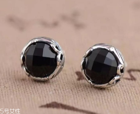 耳釘一定要打耳洞嗎？耳釘要有耳洞嗎？