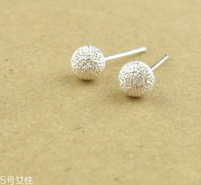 耳釘一定要打耳洞嗎？耳釘要有耳洞嗎？