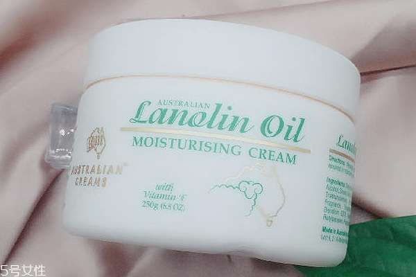 綿羊油能當(dāng)發(fā)膜用嗎 綿羊油護(hù)發(fā)要洗掉嗎 綿羊油能當(dāng)發(fā)膜用嗎 綿羊油護(hù)發(fā)要洗掉嗎