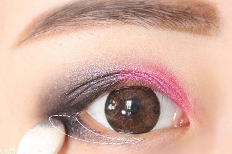 女生煙熏妝怎么畫(huà) 自然煙熏妝化身酷girl 女生煙熏妝怎么畫(huà) 自然煙熏妝化身酷girl