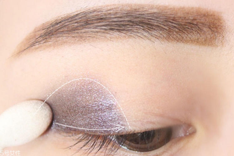 女生煙熏妝怎么畫(huà) 自然煙熏妝化身酷girl 女生煙熏妝怎么畫(huà) 自然煙熏妝化身酷girl