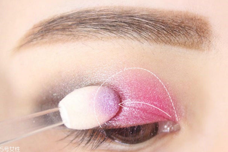 女生煙熏妝怎么畫(huà) 自然煙熏妝化身酷girl 女生煙熏妝怎么畫(huà) 自然煙熏妝化身酷girl