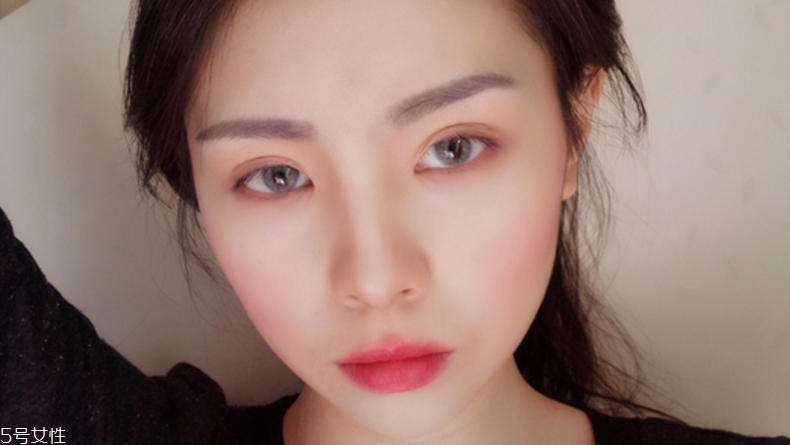 曬傷復古妝怎么簡單畫 自然妝演繹別樣風情