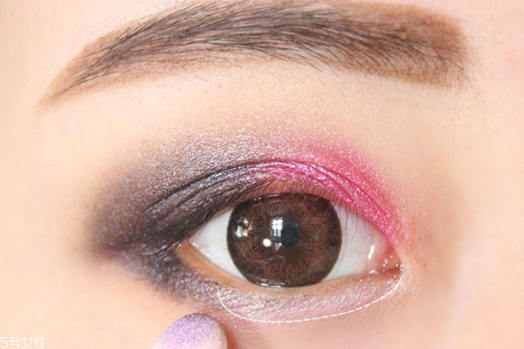女生煙熏妝怎么畫(huà) 自然煙熏妝化身酷girl 女生煙熏妝怎么畫(huà) 自然煙熏妝化身酷girl