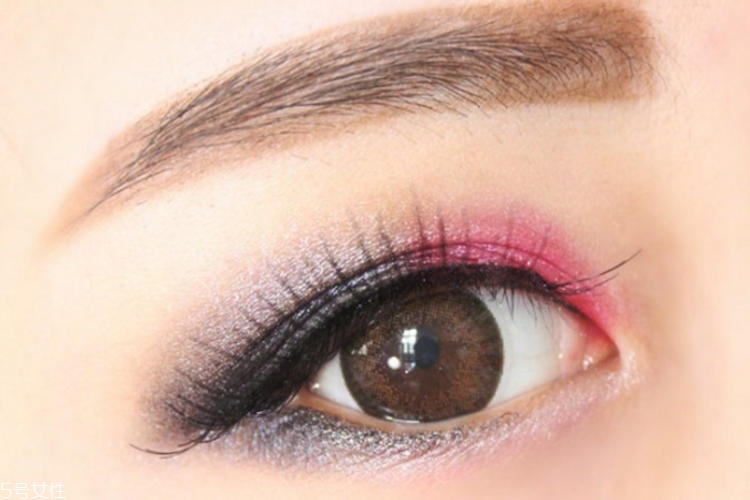 女生煙熏妝怎么畫(huà) 自然煙熏妝化身酷girl 女生煙熏妝怎么畫(huà) 自然煙熏妝化身酷girl