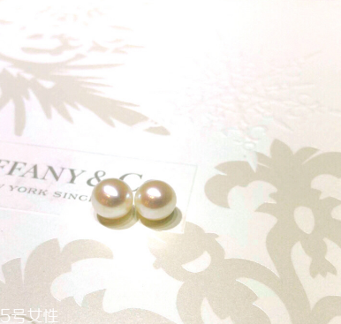 耳釘上有綠東西是什么？耳釘變綠了怎么清洗？