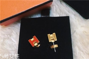 耳釘上有綠東西是什么？耳釘變綠了怎么清洗？