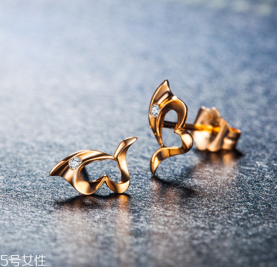 耳釘扣太緊怎么辦？耳釘扣太緊怎么取下來？