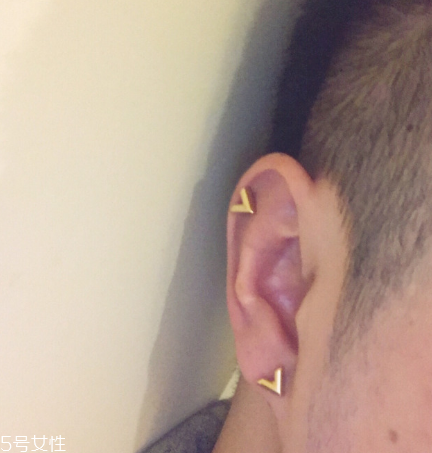 耳釘穿不過去怎么辦？耳釘卡在中間怎么處理？