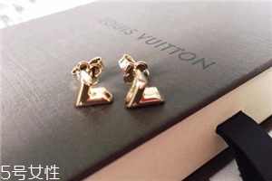 耳釘穿不過去怎么辦？耳釘卡在中間怎么處理？