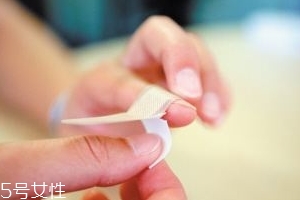 創(chuàng)可貼可以貼痘痘嗎？創(chuàng)可貼貼痘痘好嗎？