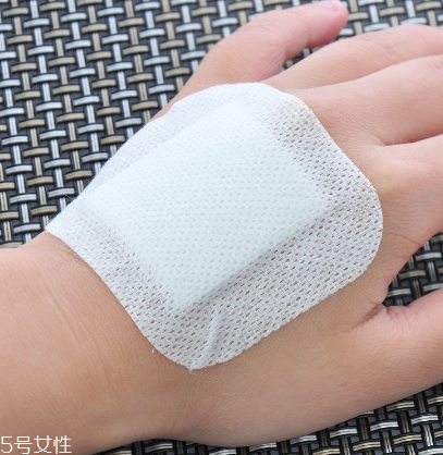 創(chuàng)可貼可以貼一晚上嗎？睡覺貼創(chuàng)可貼好嗎？