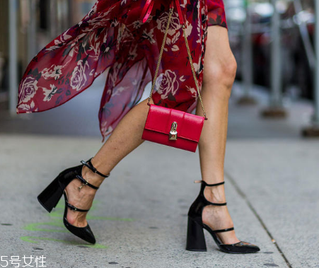 復(fù)古風(fēng)衣服配什么鞋子？復(fù)古風(fēng)搭配什么鞋子好看？