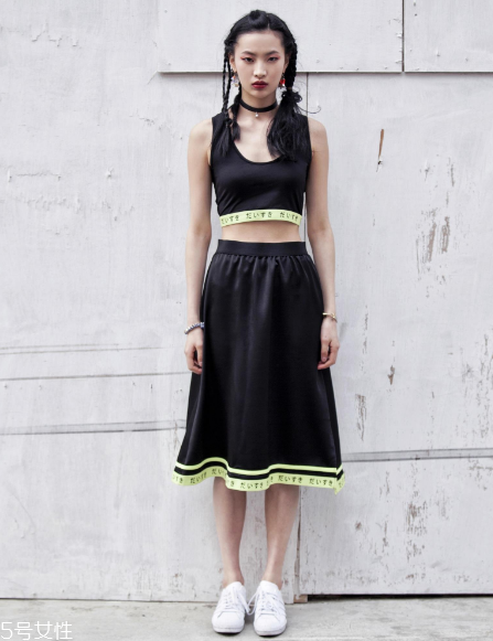 今年夏天流行什么露臍裝？今夏最火的露臍裝搭配