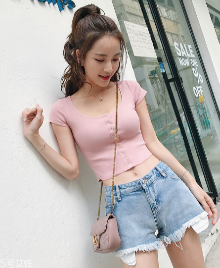 今年夏天流行什么露臍裝？今夏最火的露臍裝搭配