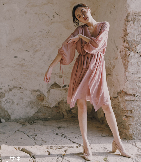 女人穿什么顏色顯氣質(zhì)？什么顏色衣服最顯氣質(zhì)？