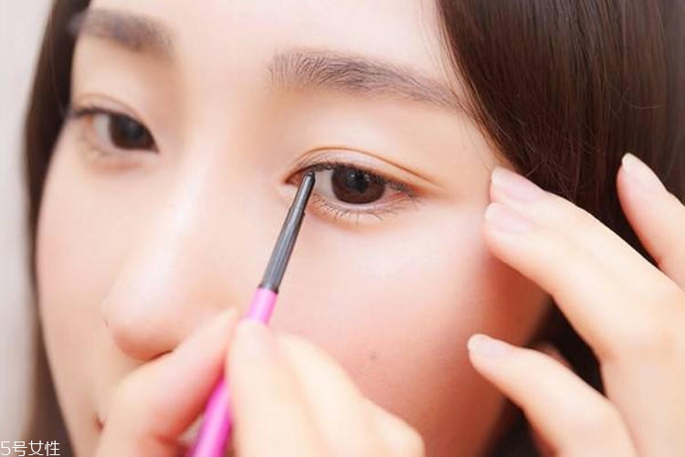 面試畫什么眼妝比較合適 面試精致眼妝教程 面試畫什么眼妝比較合適 面試精致眼妝教程