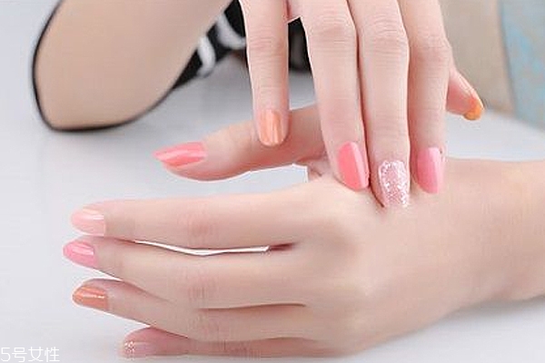 涂彩色指甲油要涂底油嗎？指甲油能用卸妝油卸嗎？