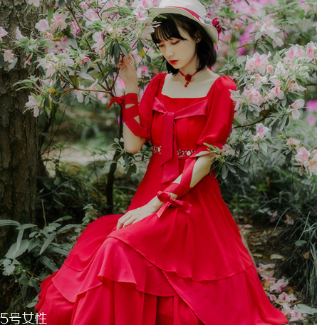 大紅色連衣裙怎么搭配？大紅色連衣裙搭配技巧
