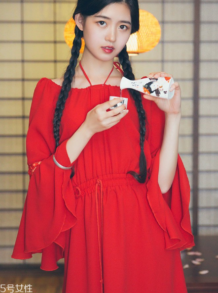 大紅色連衣裙怎么搭配？大紅色連衣裙搭配技巧