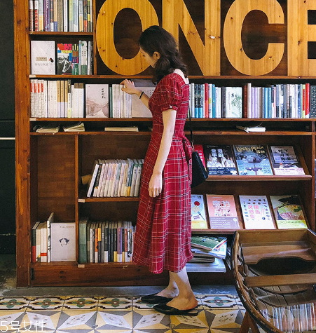 大紅色連衣裙怎么搭配？大紅色連衣裙搭配技巧