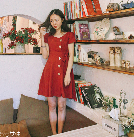 大紅色連衣裙怎么搭配？大紅色連衣裙搭配技巧