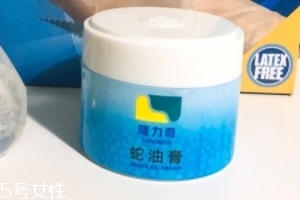 蛇油膏治腳氣嗎？腳氣可以用蛇油膏嗎？