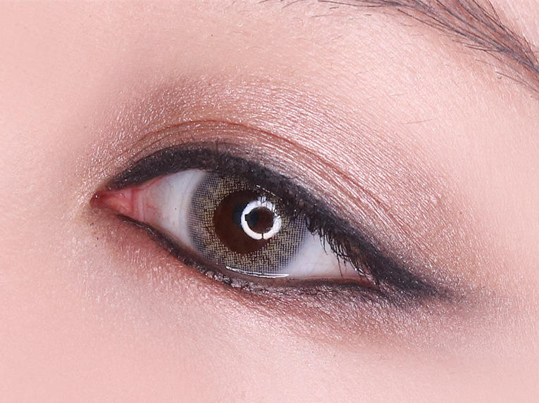 撩人紅唇配什么妝容比較好 性感紅唇煙熏妝教程 撩人紅唇配什么妝容比較好 性感紅唇煙熏妝教程