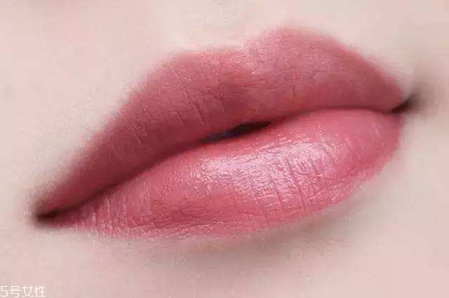 日常口紅怎么畫人魚姬唇妝 疊涂打造的人魚姬唇妝