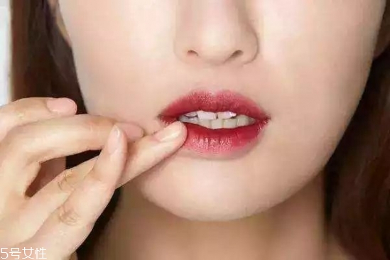 唇部周?chē)党猎趺崔k 唇周暗沉如何改善 唇部周?chē)党猎趺崔k 唇周暗沉如何改善