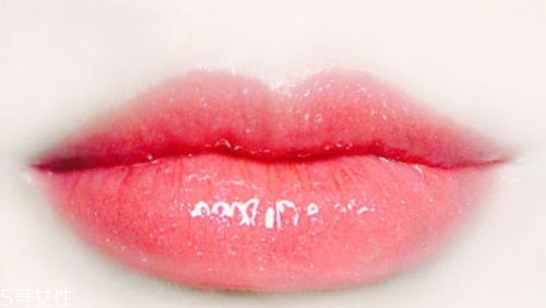 日?？诩t怎么畫人魚姬唇妝 疊涂打造的人魚姬唇妝