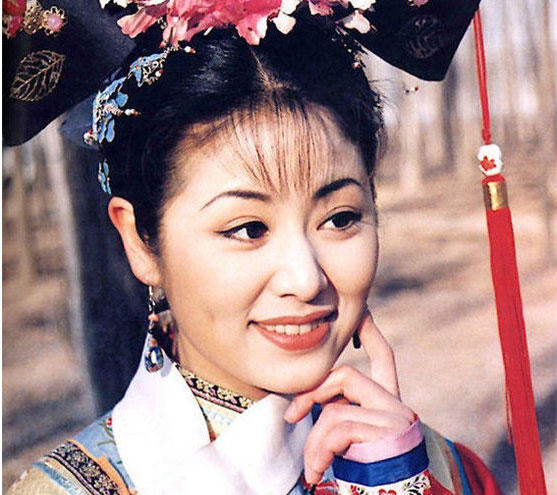 撩人紅唇配什么妝容比較好 性感紅唇煙熏妝教程 撩人紅唇配什么妝容比較好 性感紅唇煙熏妝教程