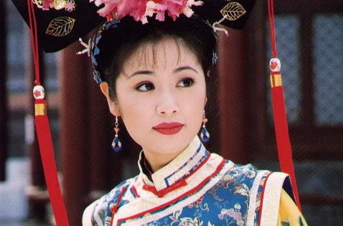 撩人紅唇配什么妝容比較好 性感紅唇煙熏妝教程 撩人紅唇配什么妝容比較好 性感紅唇煙熏妝教程