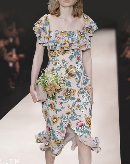 微胖穿什么連衣裙好看？微胖女生適合穿什么連衣裙？