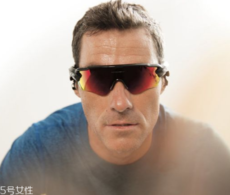 oakley眼鏡真假辨別 歐克利眼鏡怎么辨別真假？