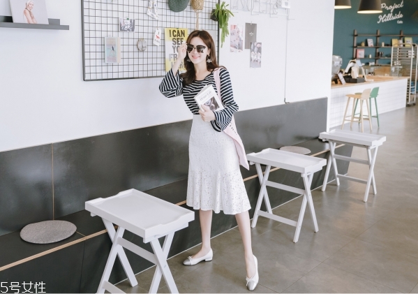 短裙與t恤的搭配好看嗎 短袖t恤怎么搭配好看 短裙與t恤的搭配好看嗎 短袖t恤怎么搭配好看