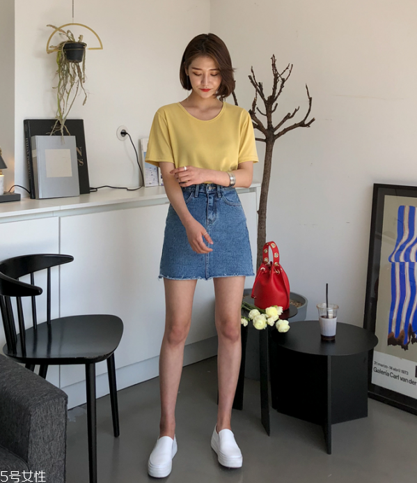 短裙與t恤的搭配好看嗎 短袖t恤怎么搭配好看 短裙與t恤的搭配好看嗎 短袖t恤怎么搭配好看