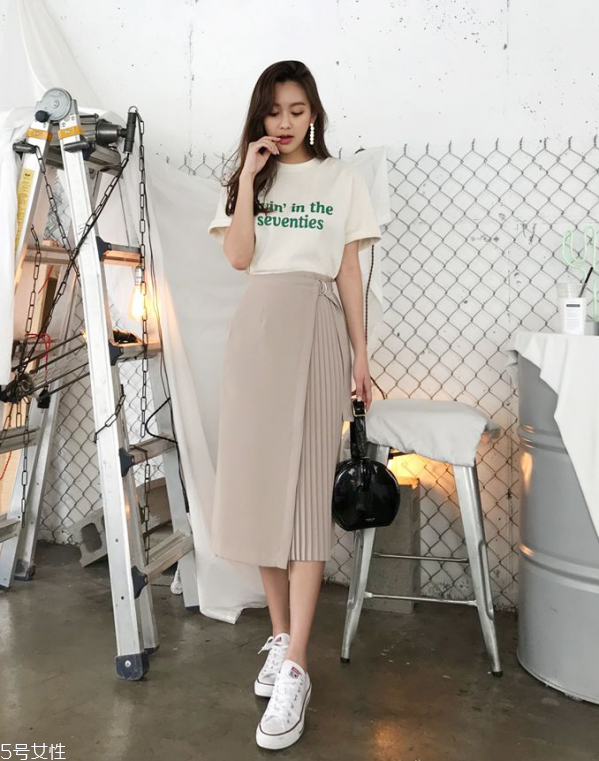 短裙與t恤的搭配好看嗎 短袖t恤怎么搭配好看 短裙與t恤的搭配好看嗎 短袖t恤怎么搭配好看