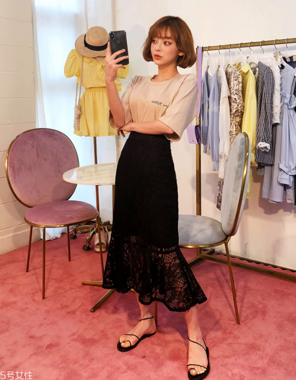 短裙與t恤的搭配好看嗎 短袖t恤怎么搭配好看 短裙與t恤的搭配好看嗎 短袖t恤怎么搭配好看